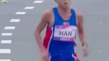 Han Rilong menerima sepatu lari berpanel karbon. Olahraga tak mengenal batas negara, semangat sporti