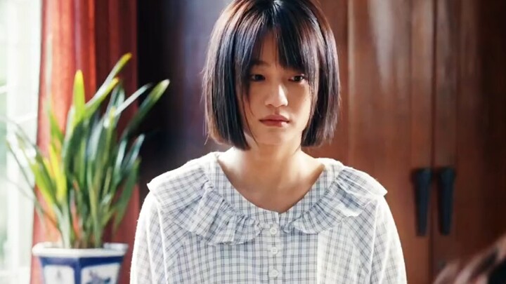 Just sitting there, she already exudes an overwhelming presence!