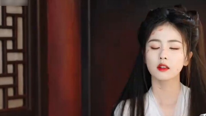 Pakaian putihnya sangat cantik! Permainan ini adalah permainan di dalam permainan, dan permainan ini