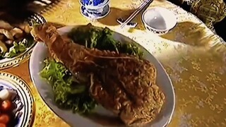 الملك لا يأكل اللحوم أثناء الطعام، لكن الطاهي أتى بفخذ خروف كبير، فلم يستطع الملك مقاومة رائحته الشه
