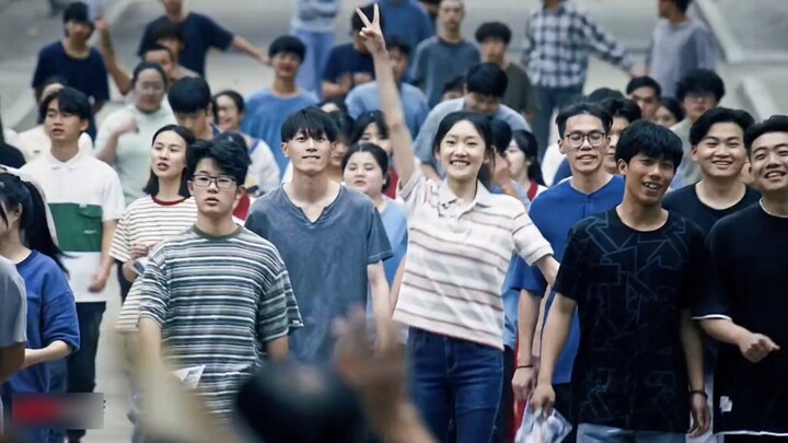 While taking her college entrance exam graduation photo, the father accidentally captured an unexpec
