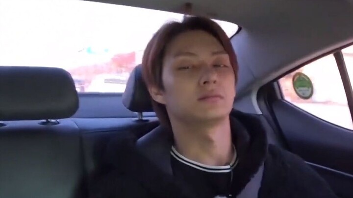 【SEVENTEEN】Các em trai: Phải để cả thế giới biết rằng Wen Junhui ngủ mà mắt vẫn mở