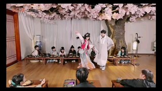 只有我觉得他们俩穿古装跳女团舞很有感觉么？✧(≖ ◡ ≖✿)