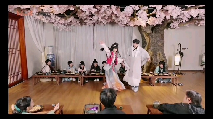 只有我觉得他们俩穿古装跳女团舞很有感觉么？✧(≖ ◡ ≖✿)