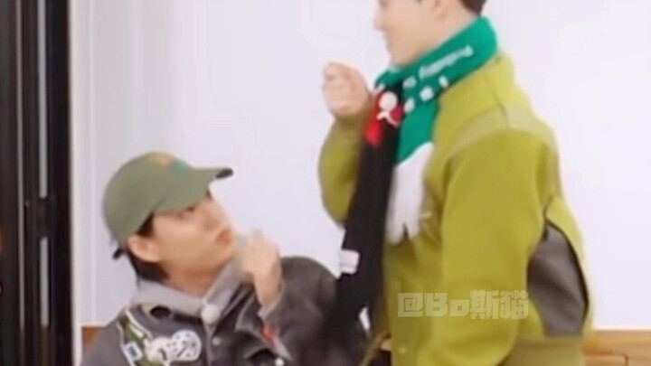 【EXO】Kim Junmyeon malah ngeresin ritsleting kayak gitu! Kim Jongin: Gue bingung sama abang ini…