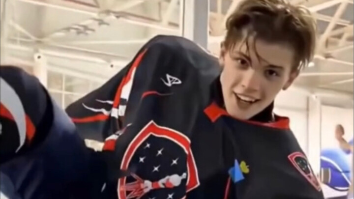 Pemain hoki es Rusia, Fyodorov, sungguh tampan sekali, langsung melompat ke dalam hatiku.