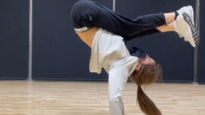 The beauty of the crew: Is this the street-dance girl you like?