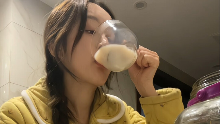 Nửa đêm lén lút uống rượu trong bếp