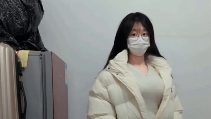 นักศึกษาสาวฟังคำแนะนำและเปลี่ยนชุดเป็นวันที่ 16 แล้ว! ลองชุด "หวานๆ ใสๆ" ที่ชาวเน็ตแนะนำดูสิ! คิดว่า