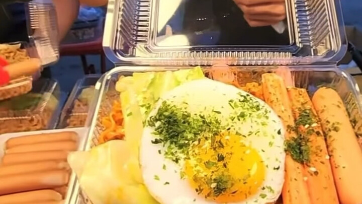 Mie goreng kaki lima Thailand, lauk pelengkapnya sangat beragam!