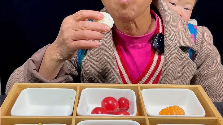 Hôm nay dẫn cháu nội đi ăn một bữa, mọi người đừng chê nhé, chỉ nghe lời tôi dẫn thôi, không dẫn là 