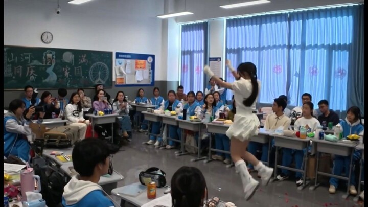 SMA Putri di Tiongkok: Gadis SMA dengan Kaki Elastis Super Cepat/Kaus Kaki Putih Pendek/Body Mulus p