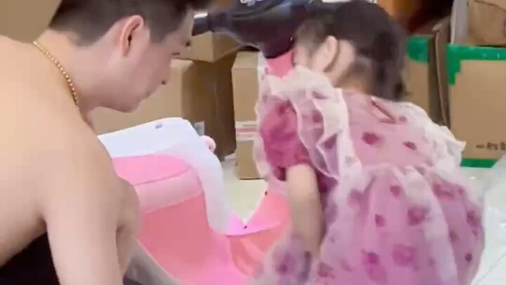 คุณพ่อประกอบรถคันเล็กให้ลูกสาว พอเห็นคุณพ่อเช็ดเหงื่อ ลูกสาวก็เข้าไปหอมแก้มทันที