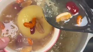 This winter, you should always cook a bowl of rock sugar and snow pear for your mom! (A must for boy