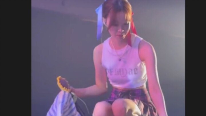 Fan nam đã tặng Kim Min-jung món quà gì?