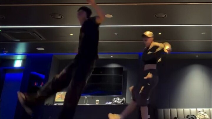 TWICE Momo Hirai Momo 260511 latest super cool "folded" dance practice room