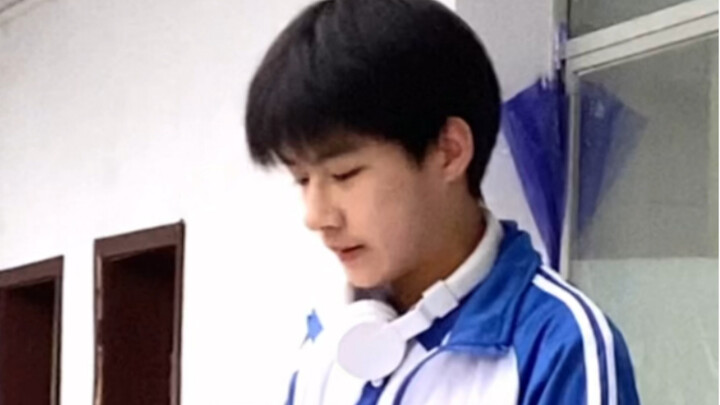 “Life has countless summers, but only one youth. Your青春 should shine as brilliantly as Jiang Tianshe