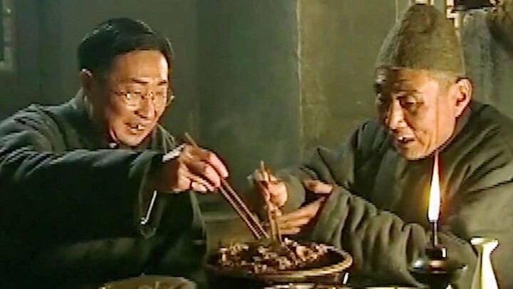 The traitor was happily gobbling up dog meat—little did he know he was eating the Japanese army’s mi