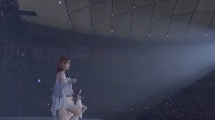 当在这种大舞台表演的时候，你就会明白SM为什么让她唱高音。