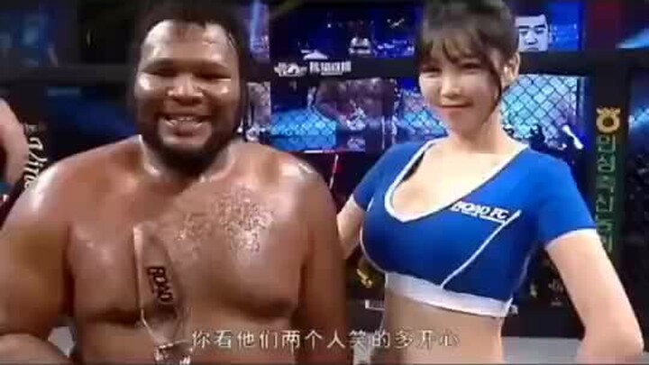 Nhìn cô ấy cười buồn quá.