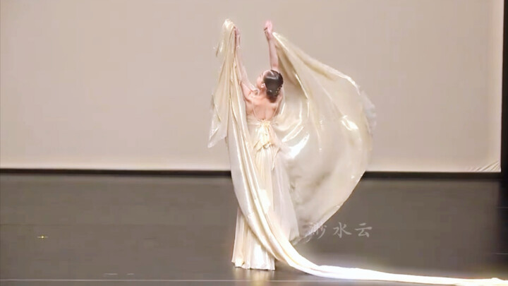 “Floating light sparkles like gold, still shadows sink like jade” Her skirt is so beautiful!!!