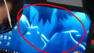 Excuse me, what kind of show is the couple sitting in front of me watching? [Watch countless movies 