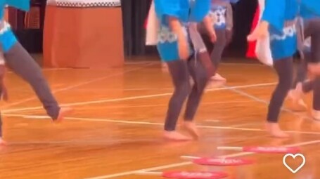 Bài hát của nhóm nào có thể được sử dụng trong buổi biểu diễn trên sân khấu Neon Kindergarten?