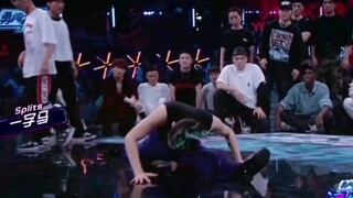 他好好蹲着你惹他干嘛 奶凶奶凶的，被反撩了吧 哈哈哈哈哈