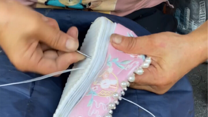 Bibi tukang tambal sepatu: Sudah seumur hidup menambal sepatu, belum pernah melihat yang seperti ini