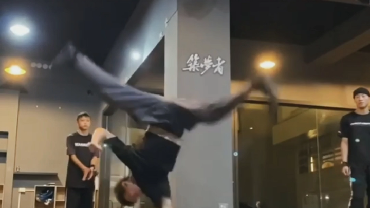 One-handed A-fly x 4! As expected of a man who has been on Red Bull!