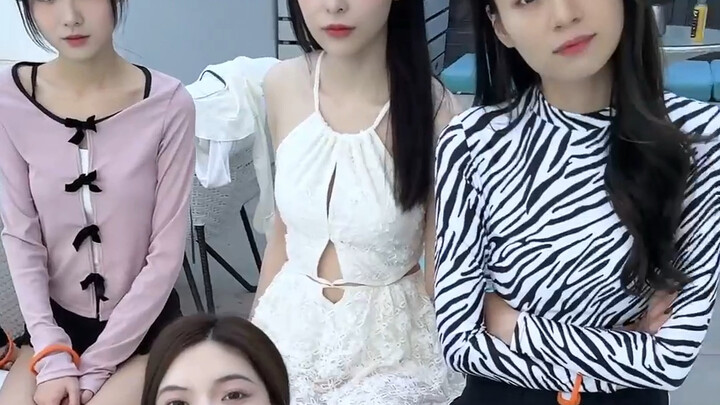 Nikmati pemandian air panas bersama rekan-rekan perempuan.