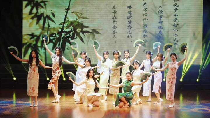 The Zhejiang University Master’s and PhD students’ stunning cheongsam performance: “Falling Blossoms
