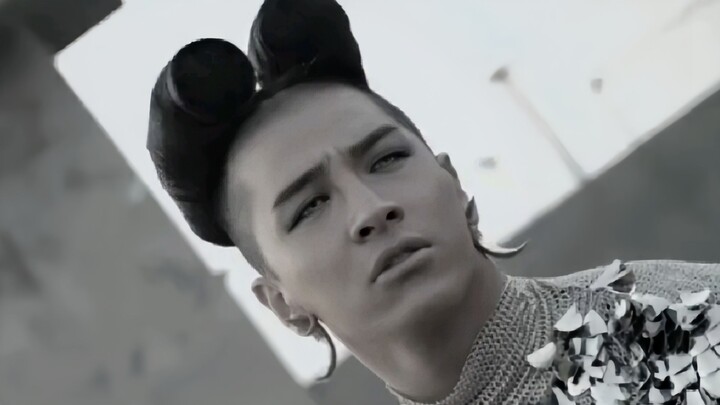 "مظهر غريب لمؤدي ذكر يبدو وكأنه فقد وعيه فجأةً"— أخيرًا عرفتُ سببَ ضحك زملائه في الفريق أيضًا رغم أن