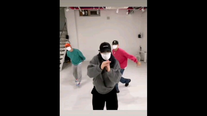 ฮ่าๆๆๆ ไม่ค่อยเห็นบาดาจะยิงปืนใหญ่แล้วปิดหน้าตอนจบ น่ารักกกก