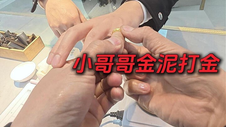 Góc nhìn thứ nhất kiếm tiền, anh chàng vệ sinh bảng mạch điện thoại, tinh luyện được 5 gam vàng