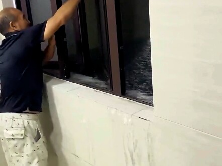 连续下雨涨水了，赶紧把窗户关上