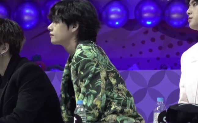 【BTS】Kim Taehyung Passing Messages. He's Too Cute