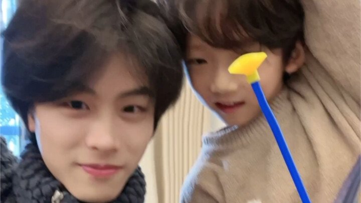 يا صغيري، تمهّل في النمو، فالعالم لا يفتقر إلى الكبار.