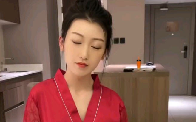 Bạn gái mình ăn mặc thế này trông chẳng giống người tốt chút nào.