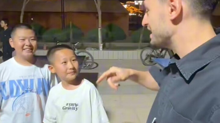 Xinjiang kids were still playing outside at midnight, shocking foreigners
