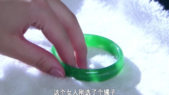 Bà giàu nổi giận với nhân viên bán hàng, cố tình làm vỡ chiếc vòng tay — nhưng khi nghe giá, bà sững