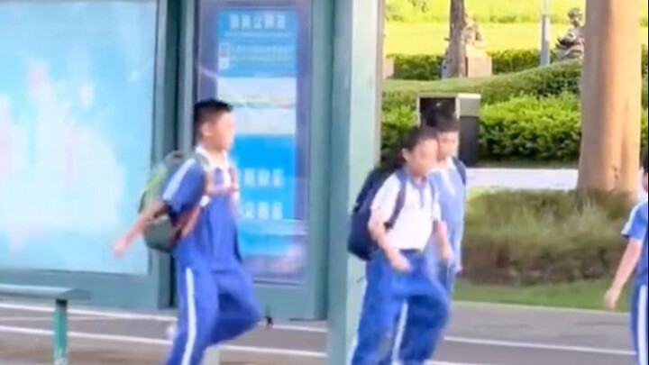 深圳小孩哥放学后街头斗舞，这波操作太秀了！