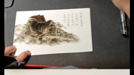 Không cần bất kỳ dụng cụ nào, ông nội dùng tay vẽ tranh thủy mặc trên giấy! Dân mạng: Nghệ sĩ thì ch