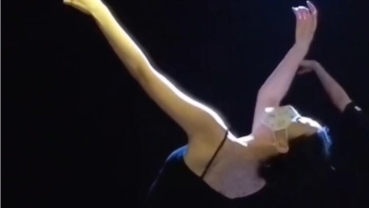 Dance the piano part of the greatest works with waacking