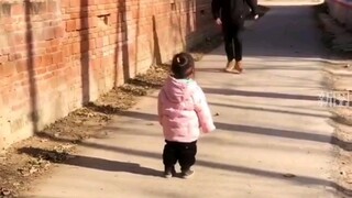 父女俩跑步比赛，女儿把耍赖发挥到了极致。网友：一生要强的爸爸。#爸爸和女儿 #家庭趣事 #小棉袄