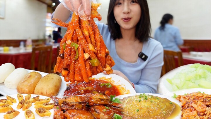 Mỹ nữ một mình khoe mâm cơm tất niên, lại còn được ăn món cà tím trong mơ, khẩu phần này có thật khô