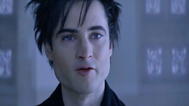 الإله حُبس داخل كرة زجاجية على يد بشر، إلى أن وجد أخيرًا فرصةً بعد مئة عام.