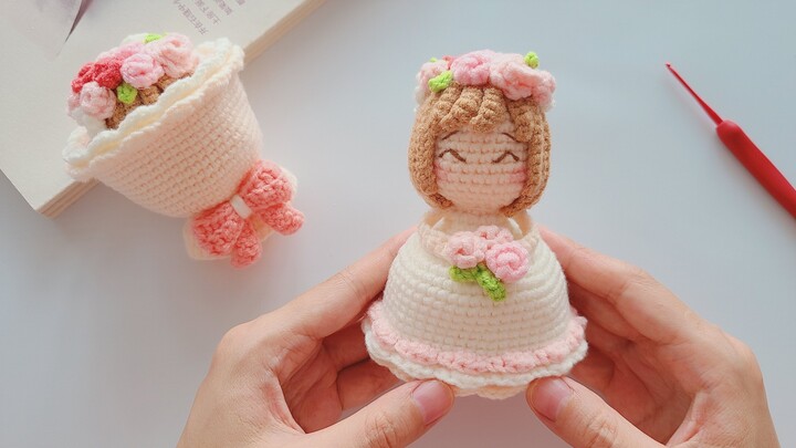 ฉันรักเธอแค่เพียงจุดเริ่มต้นเท่านั้น! ภาพโรแมนติกกลางทุ่งดอกไม้ของเจ้าสาวแปลงโฉม – ช่อดอกไม้เล่นสนุก