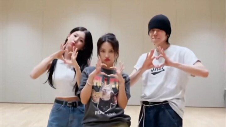 Can you idols please give me some fucks! This is too much!!!