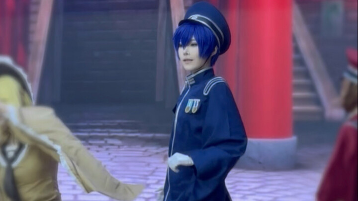 Seorang cosplayer dari Universitas Tsinghua menari lagu "Senbonzakura" di komunitas anime Universita